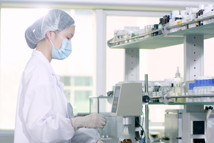 ODM——除代为医药原料加工外，还提供一条龙全程配套增值服务:包括从品牌注册、产品规划、配方研发、包材原料采购到VI设计、产品罐装、产品送检、三证提供的全过程